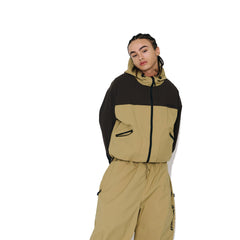 BSR2526FWJK107 model wearing product safe white background